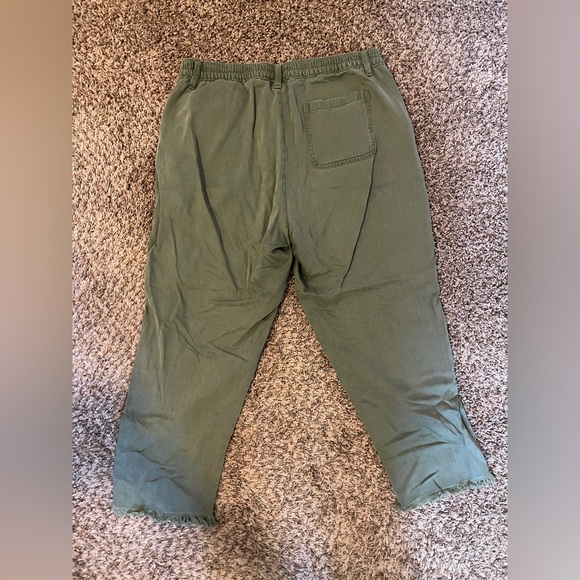 Aerie (American Eagle) Cropped Green Adventure Pants - Picture 2 of 5